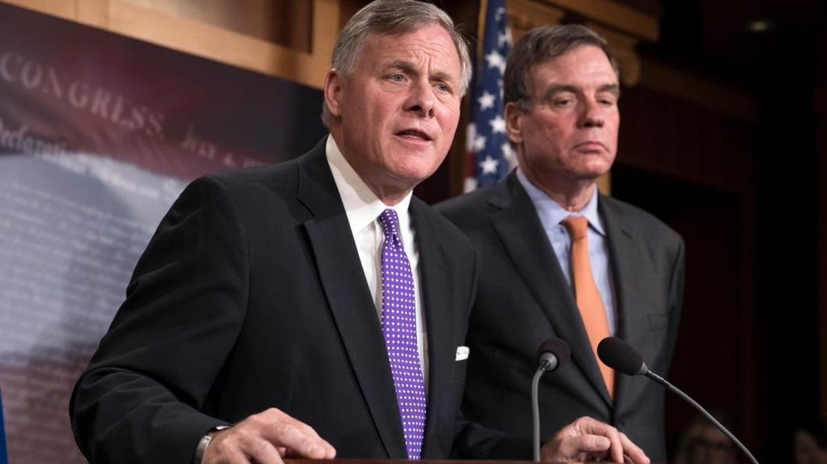 El presidente del Comité de Inteligencia, Richard Burr, y su vicepresidente, Mark Warner, durante una rueda de prensa en el Congreso destinada a informar al público sobre los últimos resultados de la investigación rusa.