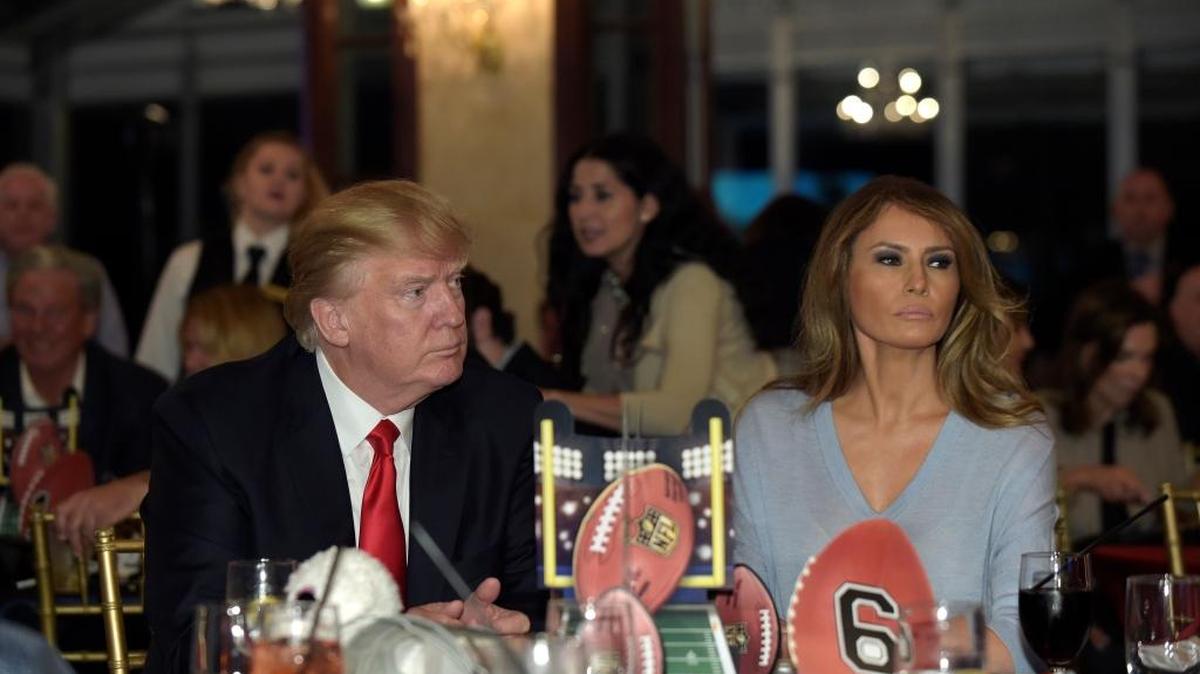 El president Donald Trump y la primera dama Melania Trump ven el Super Bowl en una fiesta en Trump International Golf Club en West Palm Beach, Fla.