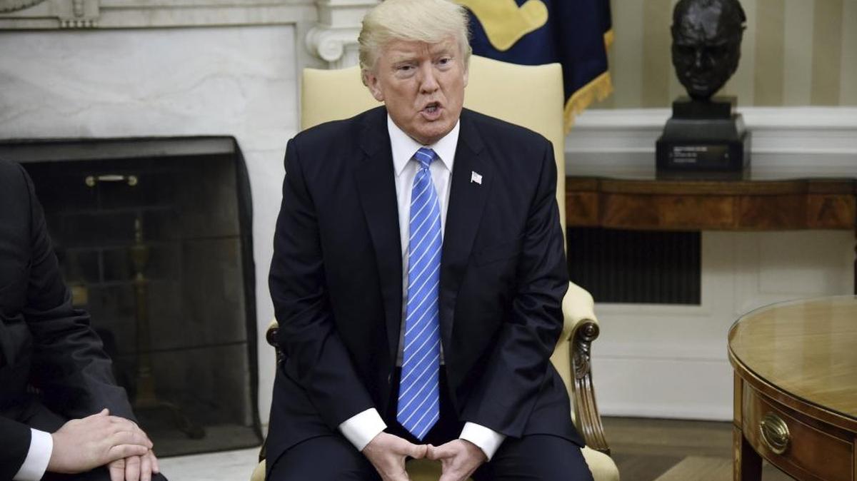 El presidente de los Estados Unidos, Donald Trump (d), conversa con su homólogo ucraniano, Petró Poroshenko (no aparece), durante su reunión en la Casa Blanca el 20 de junio de 2017. Trump afirmó que valora los esfuerzos de China y su mandatario, Xi Jinping, para contener al régimen de Corea del Norte, pero agregó que, en su opinión, "no han funcionado". La declaración del presidente llega tras el fallecimiento este lunes del joven estadounidense Otto Warmbier.