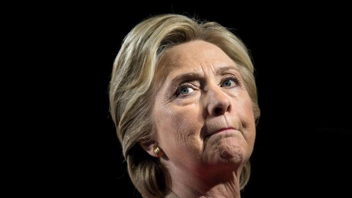 Esta foto de archivo tomada el 7 de noviembre de 2016 muestra a la candidata presidencial demócrata Hillary Clinton haciendo una pausa mientras hablaba durante una manifestación en el Grand Valley State University Fieldhouse en Allendale, Michigan.