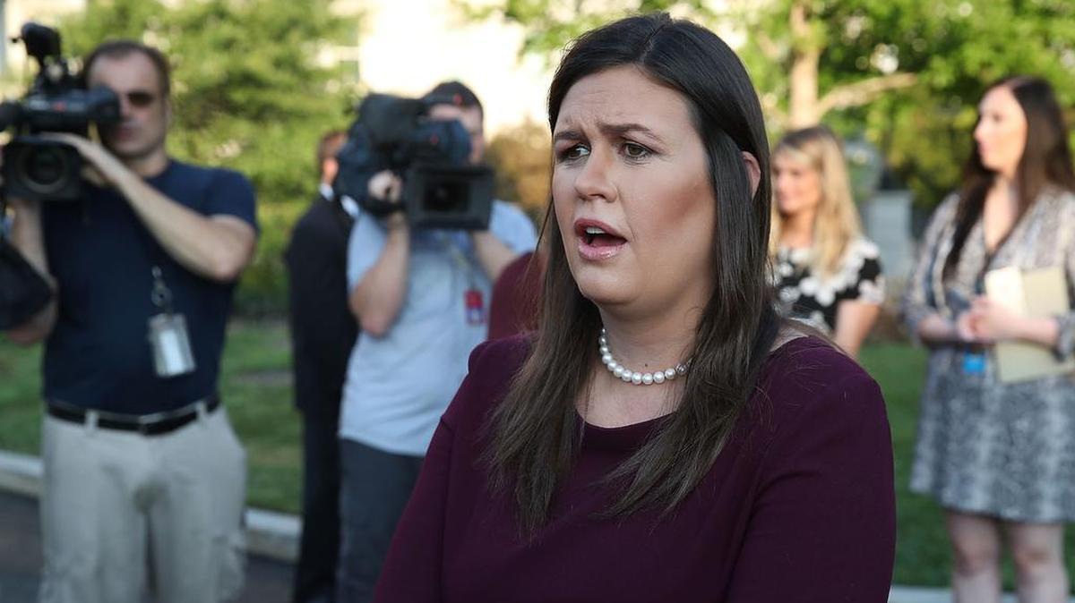 La secretaria de prensa de la Casa Blanca Sarah Huckabee Sanders habla a los medios de comunicación frente al ala oeste de la Casa Blanca, en septiembre de 2018 en Washington, DC.