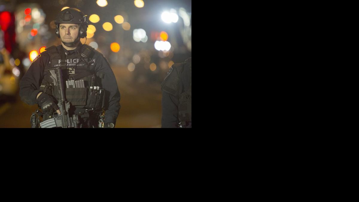 
Policías patrullan la escena de Tompkins y la avenida Myrtle, en Brooklyn, donde dos policías de Nueva York fueron baleados. Los uniformados murieron por las heridas. El tirador escapó hasta una estación cercana del tren subterráneo, donde se suicidó de un tiro, según reportes oficiales.
