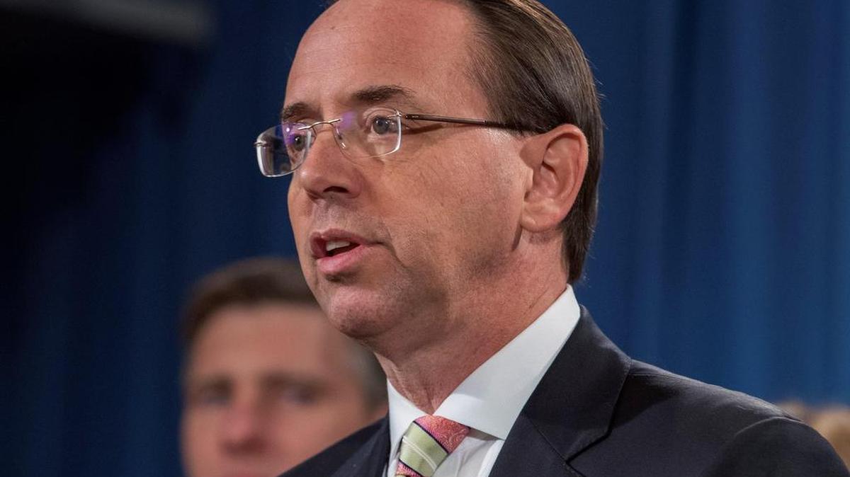 Fotografía de archivo del 28 de noviembre de 2018 del vice fiscal general de EEUU Rod Rosenstein durante un anuncio de acusación contra dos iraníes por el ataque SamSam Ransomware, en la sede del Departamento de Justicia en Washington, DC.