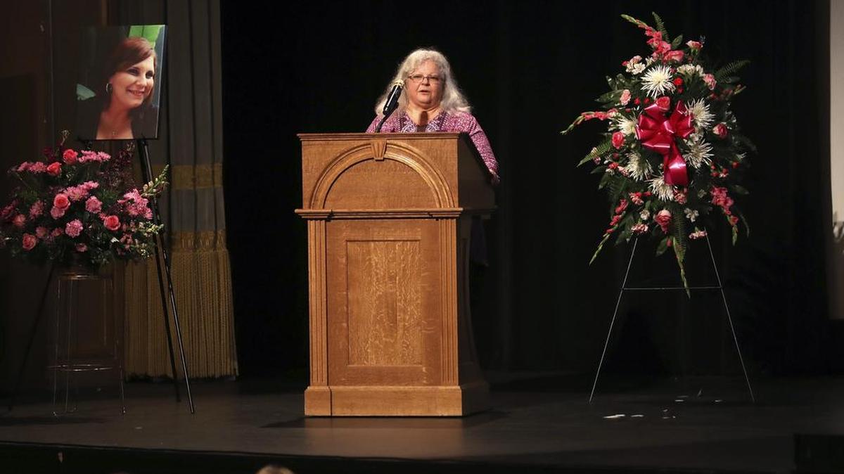 Susan Bro, madre de Heather Heyer, habla en un memorial para su hija el 16 de agosto de 2017 en Charlottesville, Virginia.