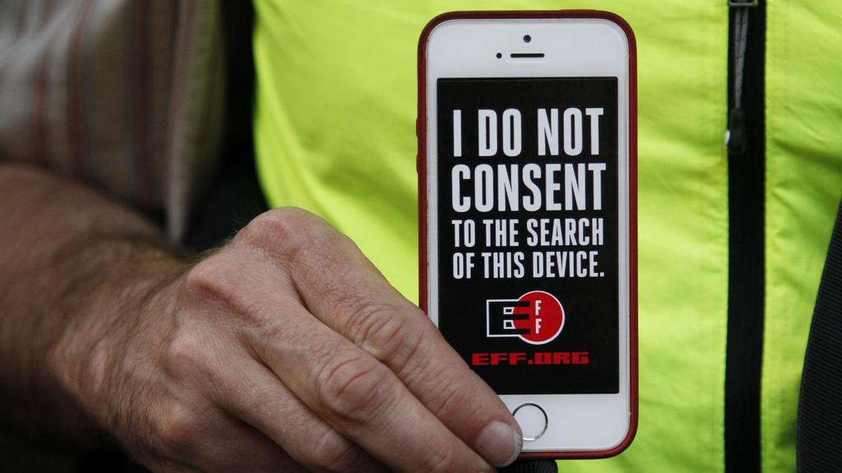 Un hombre sostiene su iPhone durante una manifestación en apoyo de la privacidad de datos en San Francisco. Foto de archivo.
