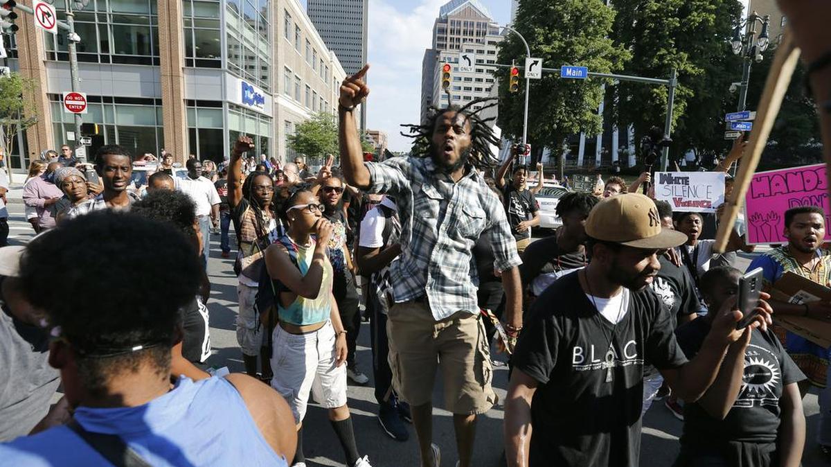 Anderson Allen de Rochester salta y grita durante una marcha en Rochester, N.Y. el viernes 8 de julio de 2016, para protestar por la reciente muerte a tiros por la policía de Alton Sterling y Philando Castilla.