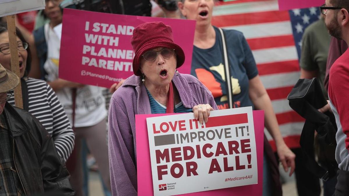 Manifestantes marchan en apoyo a “Obamacare” y celebran la derrota del plan de salud propuesto por el presidente Donald Trump, el viernes en Chicago.