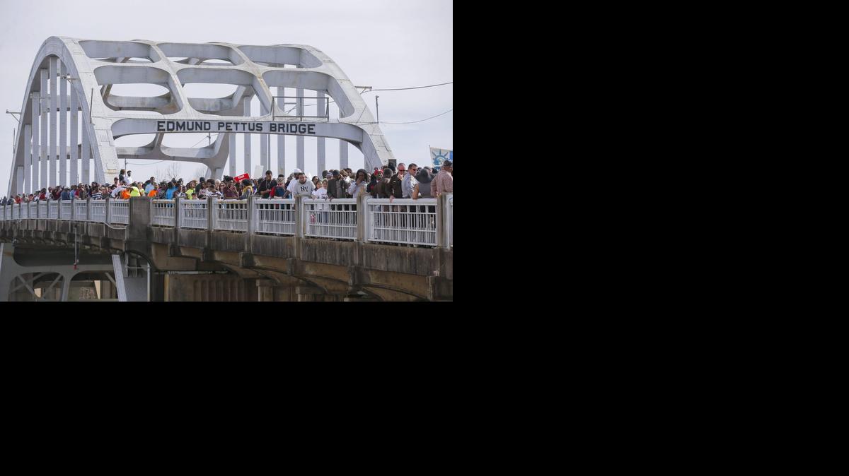 
Manifestantes cruzan el puente Edmund Pettus durante la conmemoración del 50 aniversario del cruce del puente del "Domingo Sangriento", en Selma, Alabama, EEUU, el 08 de marzo de 2015. Cerca de 600 personas que marchaban por los derechos del sufragio desde Selma a Montgomery, Alabama, el 07 de marzo 1965, fueron agredidas por una pandilla del condado y la policía estatal en el puente. Los hechos llevaron a la aprobación de la ley del derecho al voto en el Congreso estadounidense.
