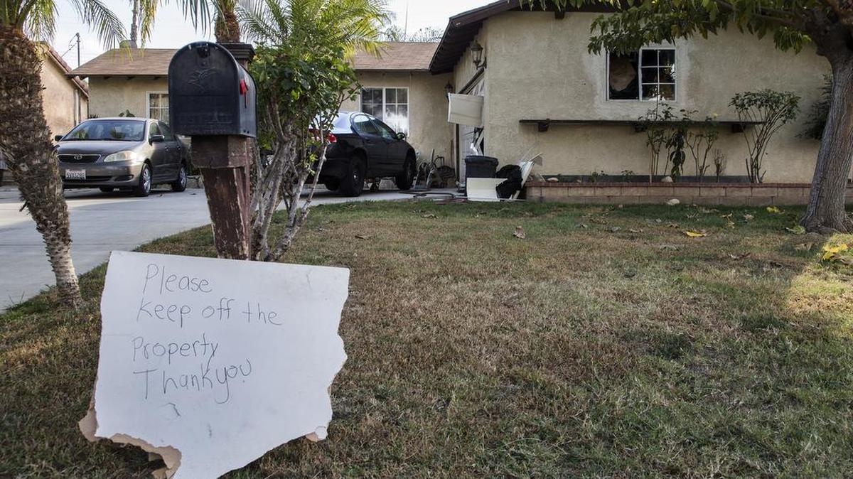 Agentes del FBI ejecutaron una orden de allanamiento en una casa en la avenida Tomlinson en Riverside, California, donde reside Enrique Márquez, sospechoso de comprar las armas utilizadas por la pareja en el tiroteo de San Bernardino, el sábado, 5 de diciembre de 2015.