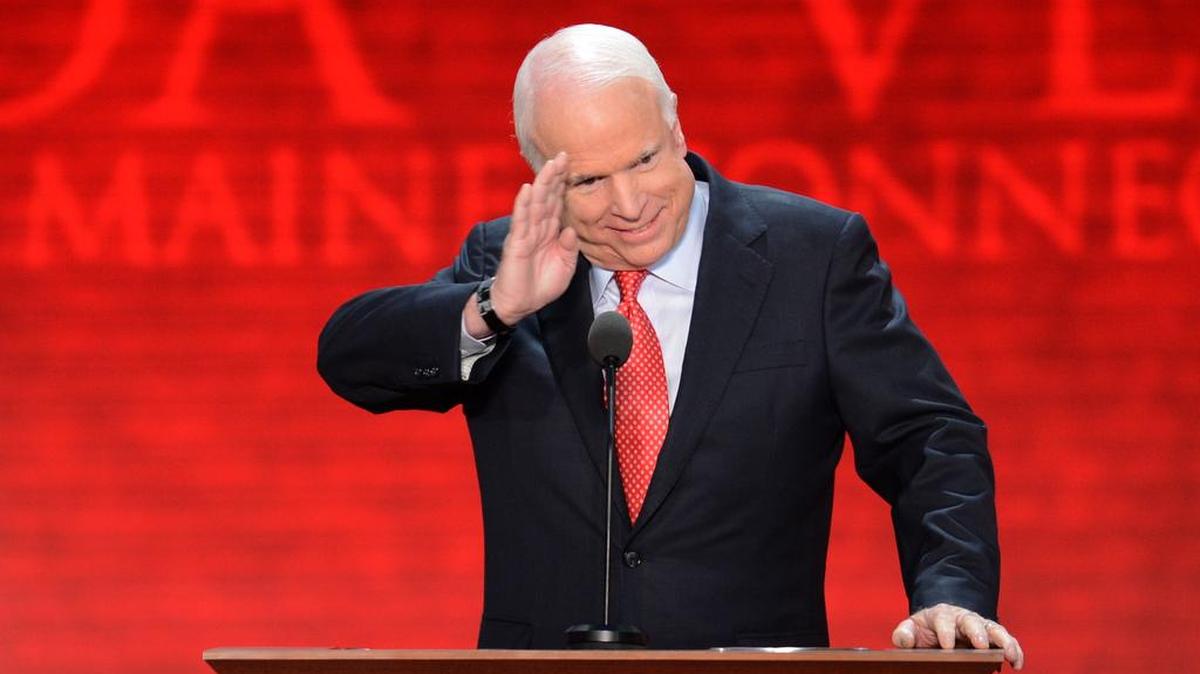El senador de Arizona John McCain pronuncia un discurso durante la Convención Nacional Republicana en el Tampa Bay Times Forum en Tampa, Florida, el 28 de agosto de 2012.