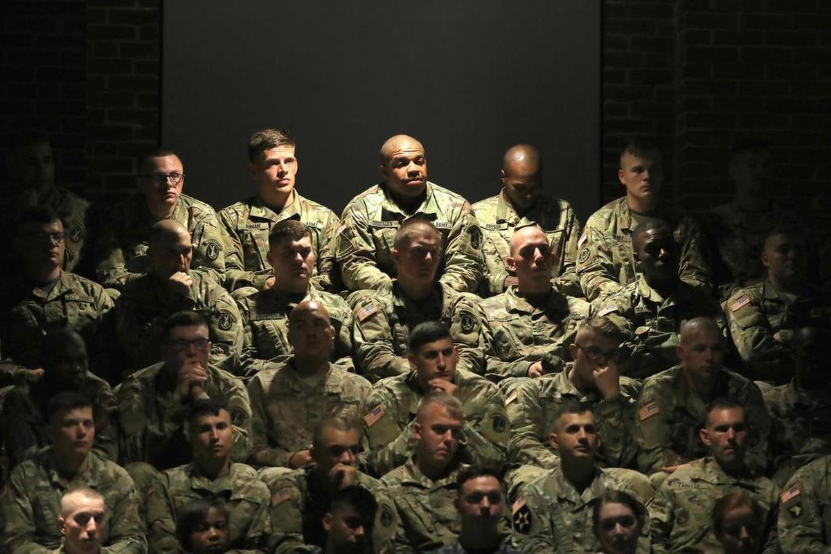 Miembros del Ejército estadounidense escuchan al presidente Donald Trump el lunes 21 de agosto de 2017 desde la base militar de Fort Myer, en Arlington, Virginia.