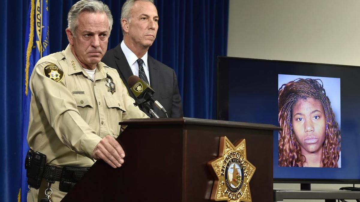 Joe Lombardo, sheriff del Condado Clark (izq.), y Steve Wolfson, fiscal estatal del condado, identifican el lunes a Lakeisha Holloway como la conductora que mató a una persona e hirió a decenas el domingo en Las Vegas.