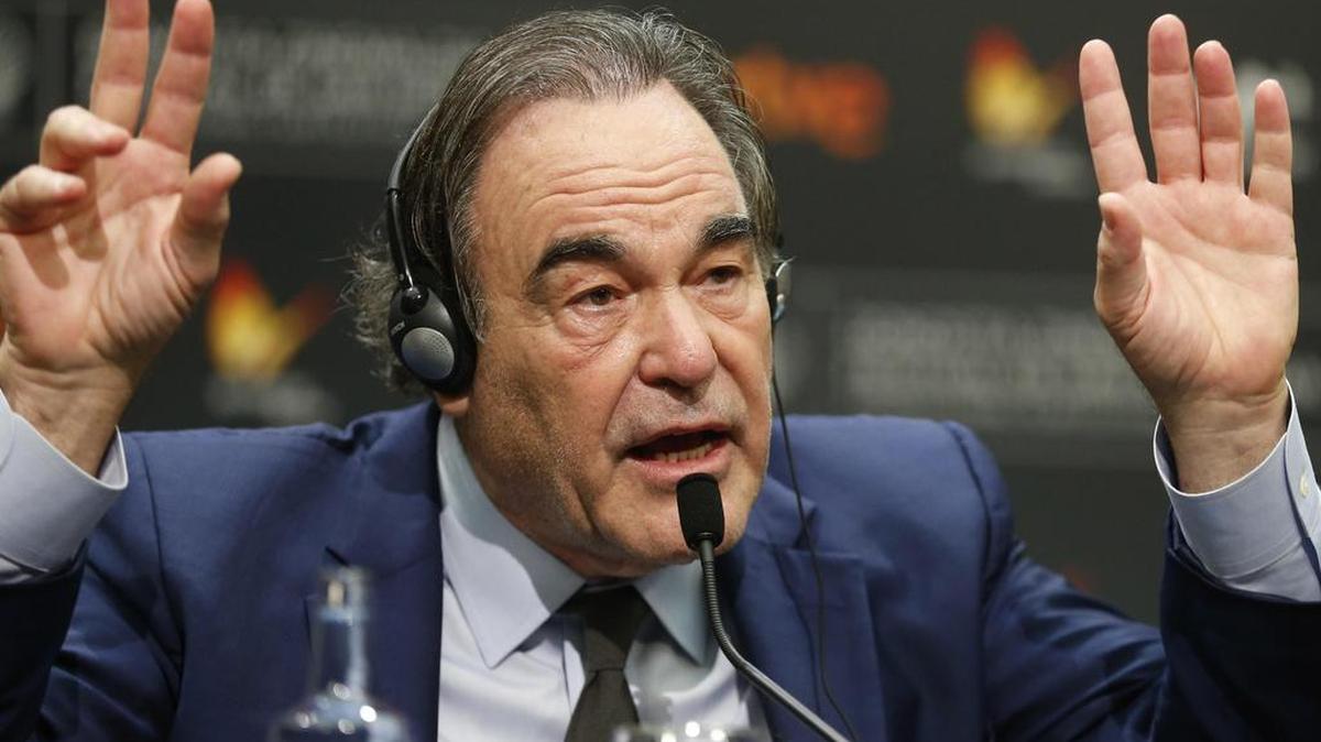 El director Oliver Stone, durante la rueda de prensa posterior a la presentación de la película "Snowden", que se proyecta fuera de concurso en la 64 edición del Festival Internacional de Cine de San Sebastián, un filme sobre el ex analista de la agencia nacional de seguridad de EEUU que filtró miles de documentos clasificados a la prensa.