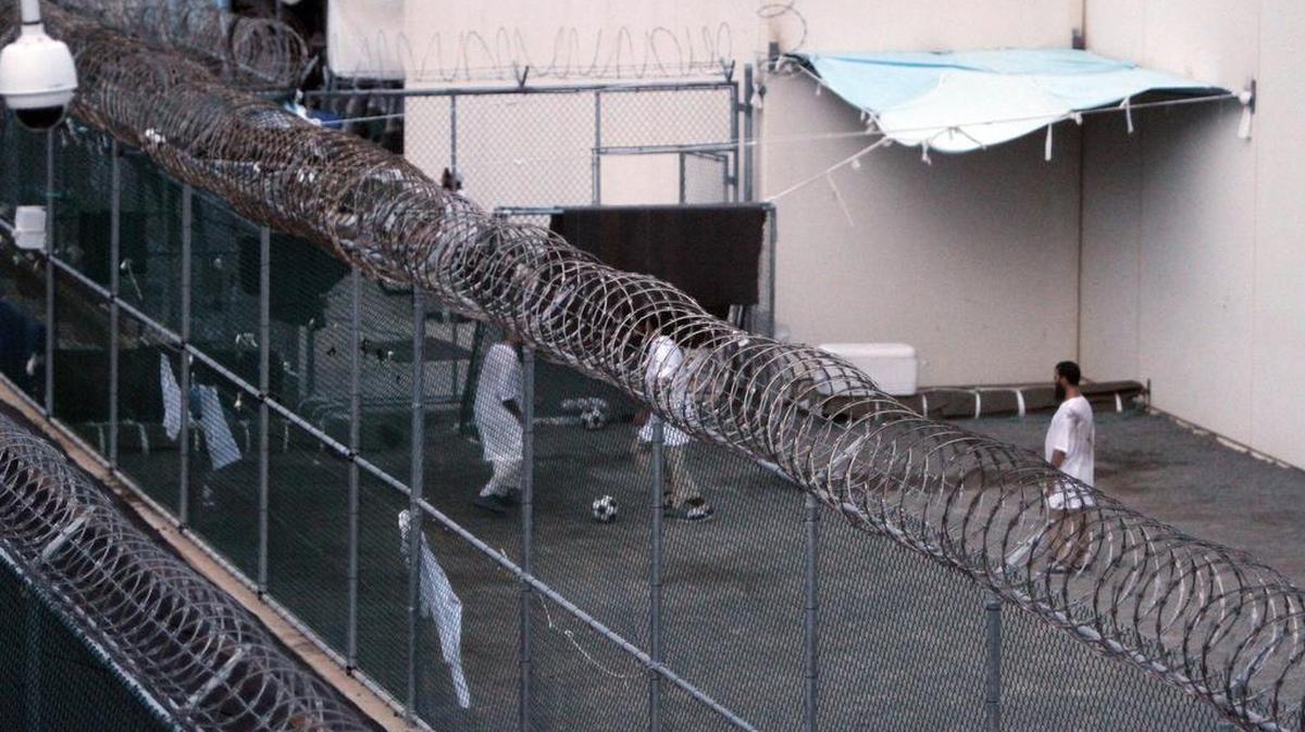Un grupo de prisioneros juega fútbol en la prisión de la Basa Naval de EEUU en Guantánamo, Cuba, el 8 de agosto de 2012.