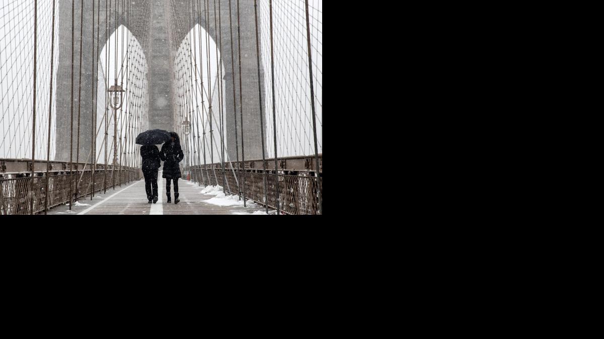 
El noreste de EEUU quedó bajo estado de emergencia y en la ciudad de Nueva York se prohibió el tráfico de vehículos por una tormenta de nieve que se prevé será una de las más graves de la reciente historia del país.

