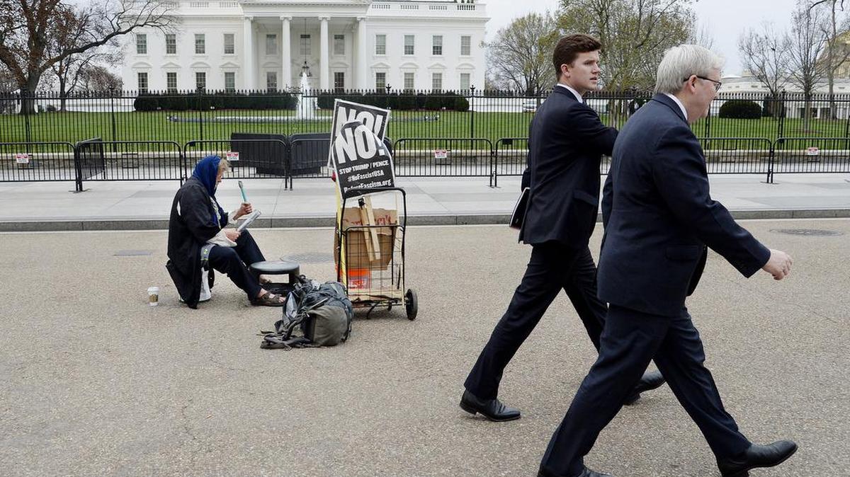Donald Butner, de 57 años, ha tocado la batería para protestar contra el presidente Donald Trump todos los días desde el 13 de enero de 2017 y juega ante la Casa Blanca el martes 2 de mayo de 2017 en Washington, DC.