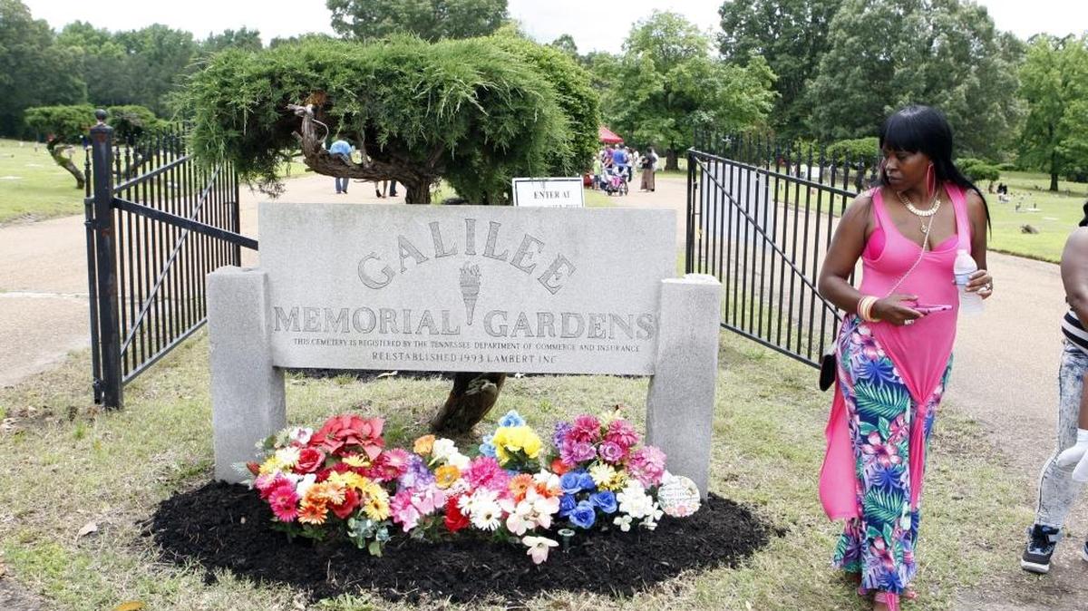 Las autoridades estatales cerraron el cementerio Galilee Memorial Gardens hace dos años. Su propietario Jemar Lambert fue acusado de cambiar de lugar cientos de cadáveres, de enterrar varios cuerpos en la misma fosa y de romper los ataúdes para que entrasen en ellas.