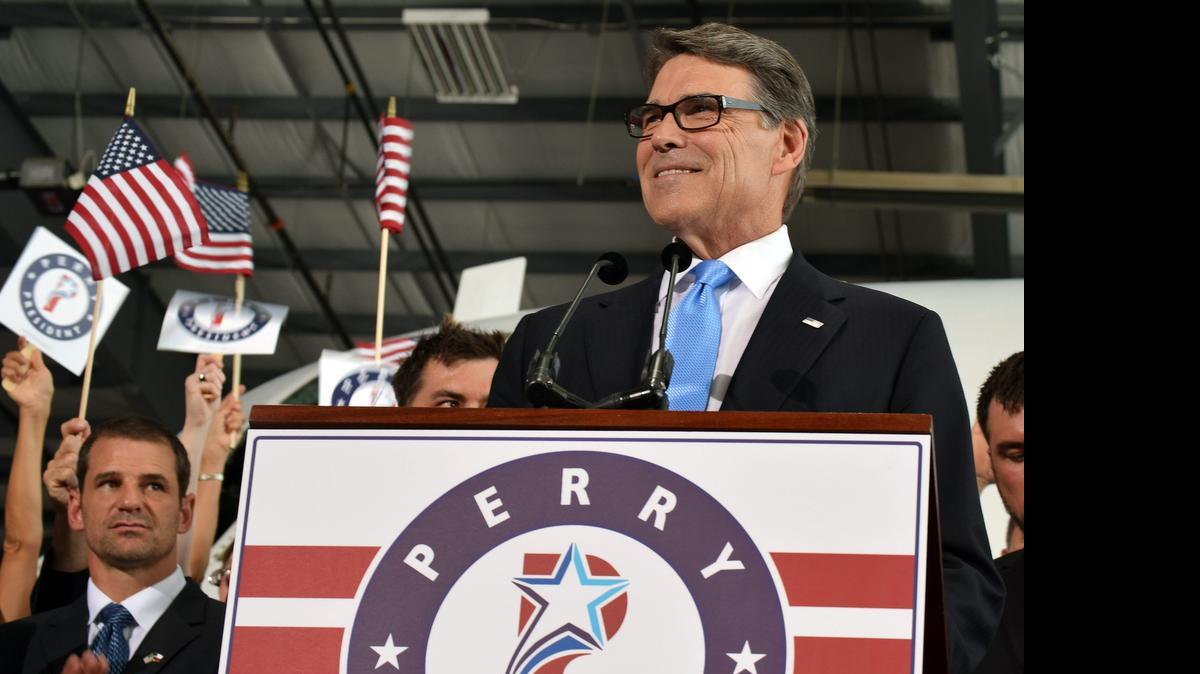 
Perry presumió de la experiencia adquirida al frente de la Gobernación de Texas, cargo desde el que lidió con huracanes, con el primer caso diagnosticado de ébola en el país y con la crisis fronteriza con México.
