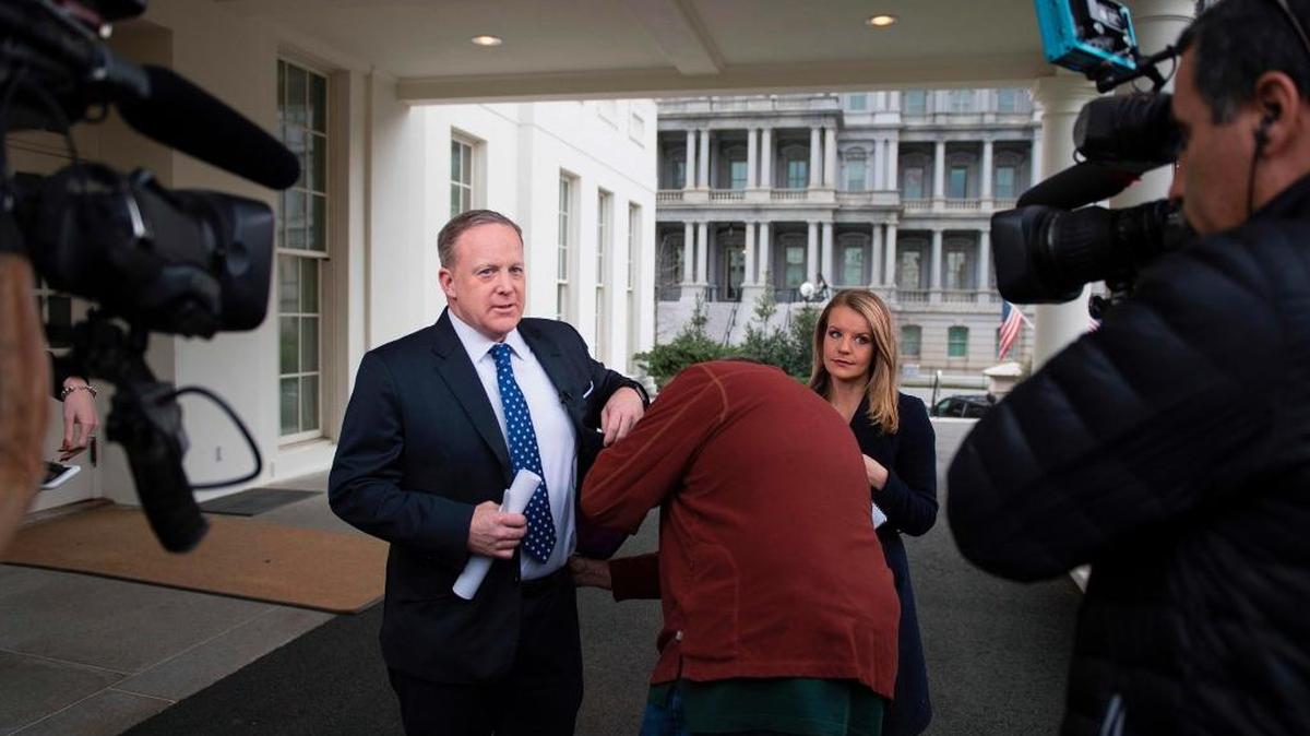 El secretario de prensa de la Casa Blanca, Sean Spicer, se prepara para una entrevista con Sara Murray, de CNN, en el exterior del Ala Oeste de la Casa Blanca, en Washington, el 6 de marzo.