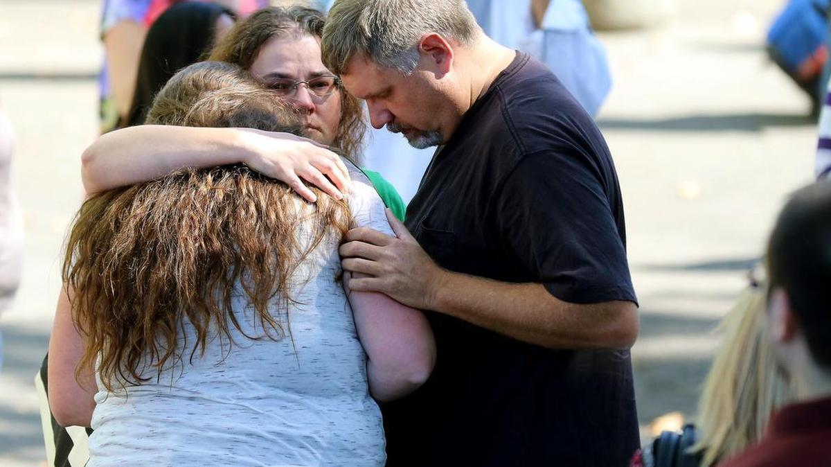 
Amigos y familiares son reunidos después del tiroteo en el Colegio Comunitario Umpqua, el jueves en Roseburg, Oregon.
