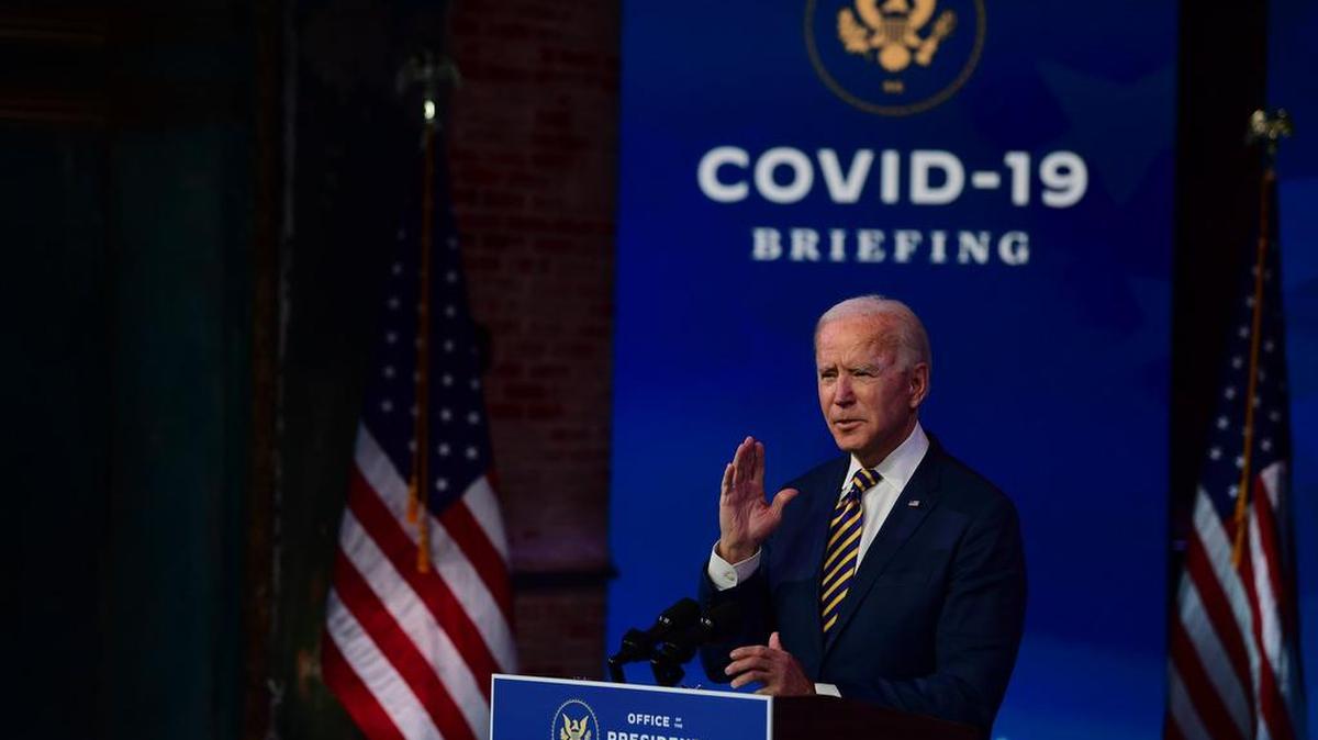El presidente electo Joe Biden pronuncia un discurso sobre el coronavirus en el Teatro Reina en Wilmington, Delaware, el 29 de diciembre del 2020.