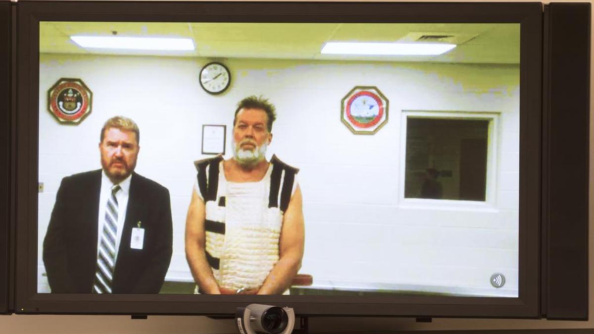 Robert Dear, sospechoso de atacar una clínica de Planned Parenthood en Colorado Springs, en su primera presentación en el tribunal este lunes.