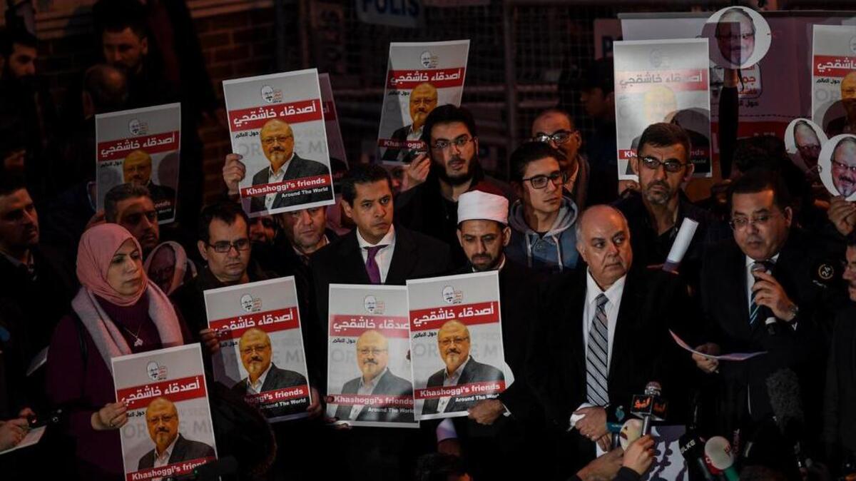 Varias personas sostienen carteles con la imagen del periodista saudita asesinado Jamal Khashoggi, frente al consulado de Arabia Saudita en Estambul, Turquía.