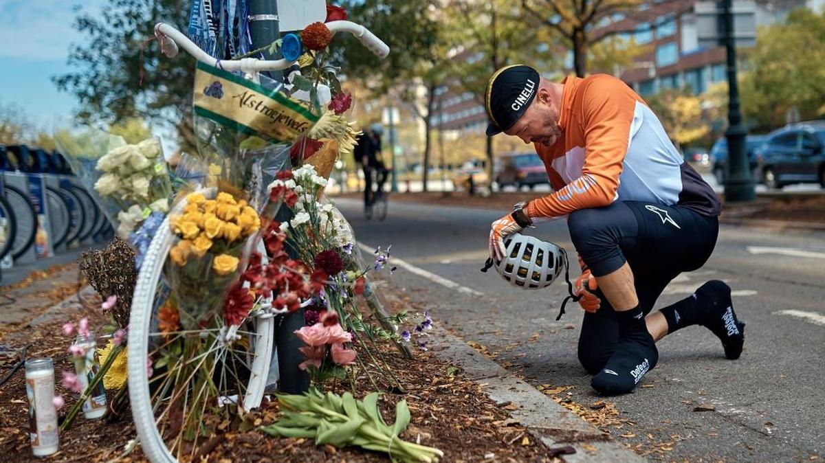 Eric Fleming expresa sus condolencias en el memorial improvisado para las víctimas del ataque terrorista en el Bajo Manhattan, en Nueva York, el 2 de noviembre.