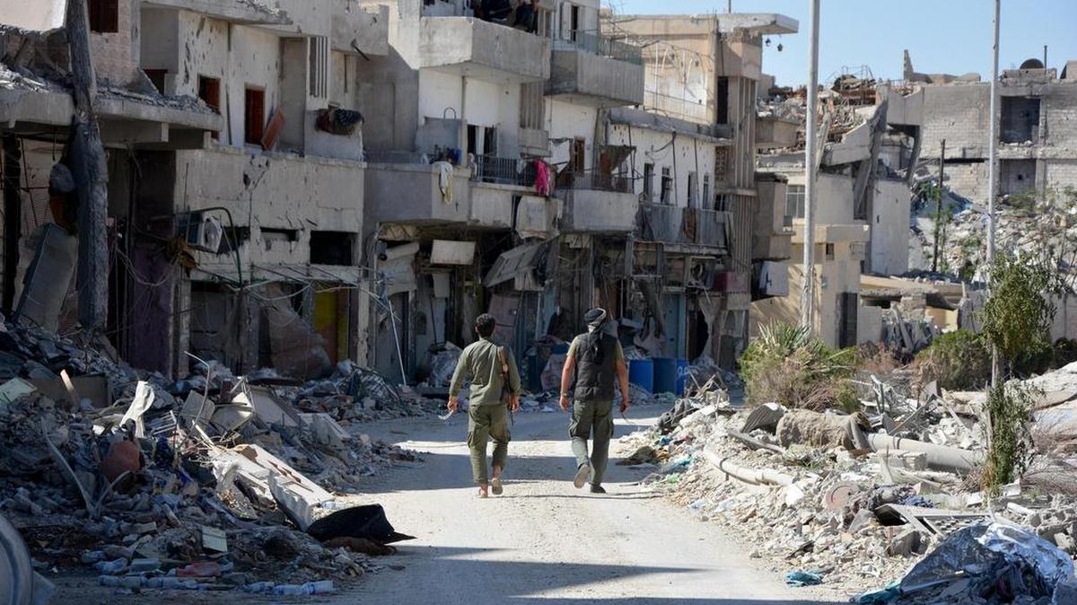 Combatientes de las Fuerzas de Siria Democrática (FSD) operan en la rotonda de Al Naim el miércoles 18 de octubre de 2017, en el centro de Al Raqa (Siria).