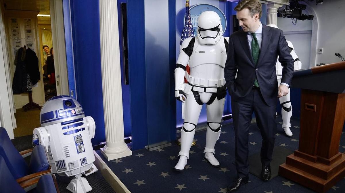 Josh Earnest, secretario de Prensa de la Casa Blanca, acompañado de R2D2, el robot de las películas de ‘Star Wars’y dos Stormtroopers, en la Casa Blanca este viernes.