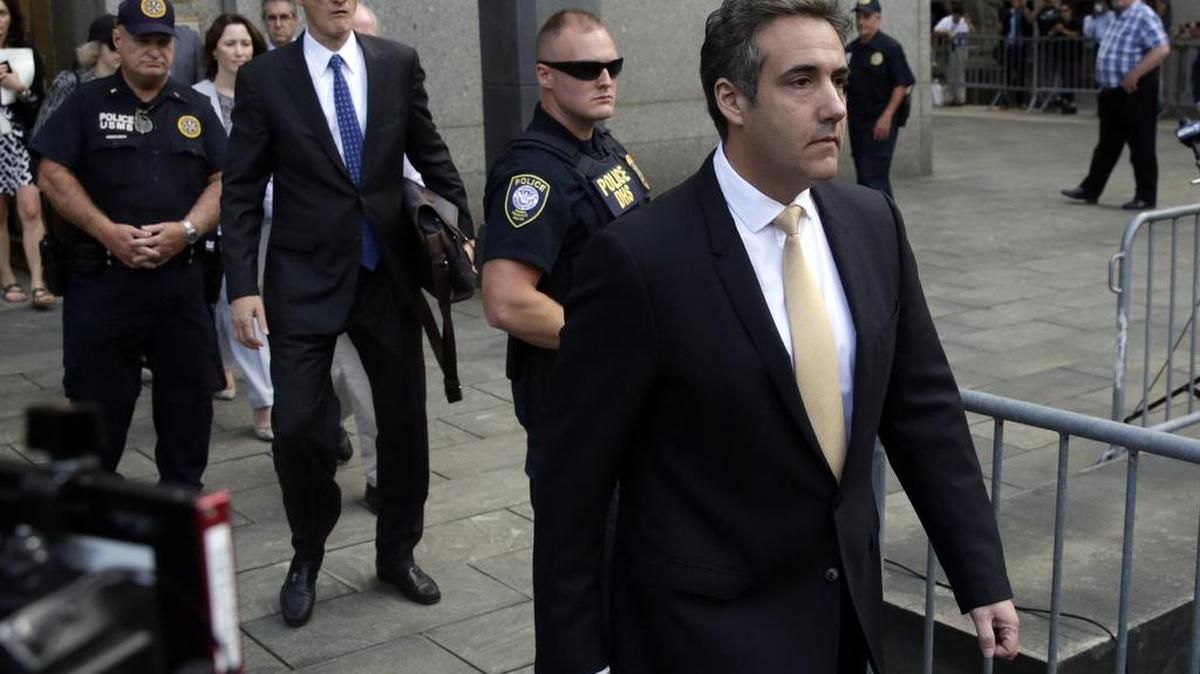 Michael Cohen (d), ex abogado de Donald Trump, sale tras una audiencia el martes 21 de agosto de 2018, en la Corte Federal de los Estados Unidos, en Nueva York, Nueva York.