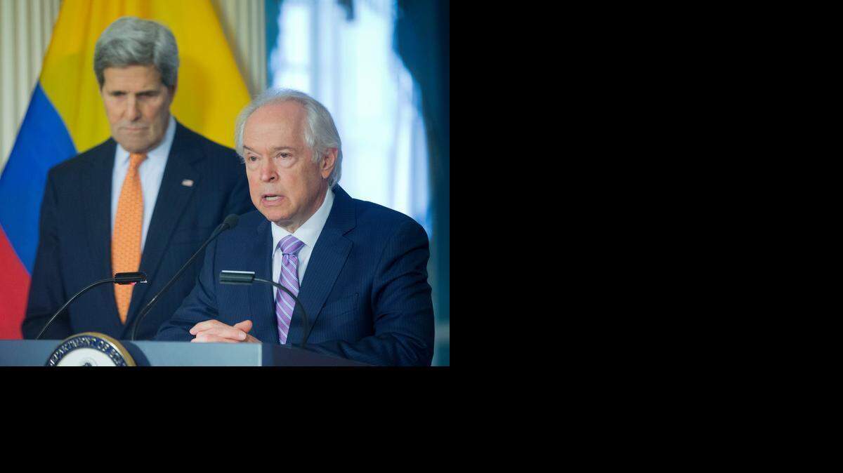 
El secretario de Estado de EEUU, John Kerry (izq.) y Bernard Aronson, enviado especial para los diálogos de paz entre el gobierno colombiano y las FARC, en Washington.
