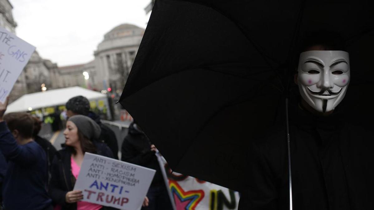 Manifestantes protestan la inauguración de Donald Trump el 20 de enero de 2017 en Washington, DC. Donald Trump será juramentado como el 45º presidente de Estados Unidos el viernes.