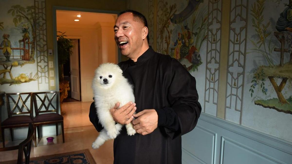El multimillonario chino Guo Wengui, que busca asilo en EEUU después de acusar a funcionarios en su China natal de corrupción, en su apartamento de Nueva York.