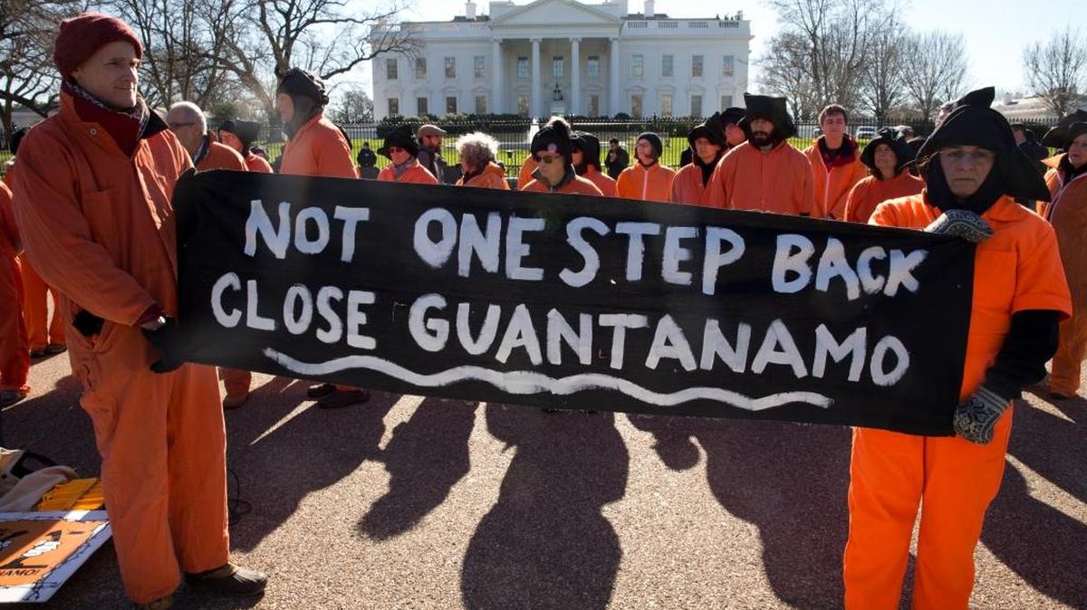 Decenas de activistas protestaron el lunes vestidos de naranja frente a la Casa Blanca para exigir el cierre de la prisión en la Base Naval de Guantánamo.