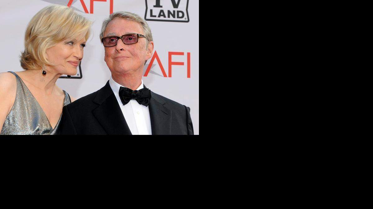 
El director Mike Nichols junto a su esposa Diane Sawyer a su arribo a una gala de premiación en los estudios de Sony en el 2010 en Culver City, California.
