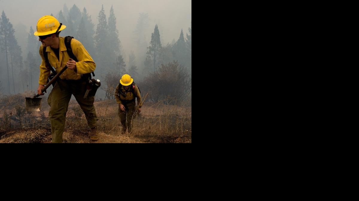 <cutline_leadin>Bomberos durante</cutline_leadin> operaciones para combatir el fuego en el Rey del Fuego, cerca al pueblo de Pollock Pines, California, el jueves.<252><137>18 de septiembre de 2014. Los equipos de bomberos de todo California luchan contra 12 grandes incendios en todo el estado, incluyendo el Rey de Fuego, ubicado 56 millas (90 kilómetros) al este de Sacramento, que duplicó su tamaño durante la noche. EFE/ALVIN JORNADA<137><137><252><137>