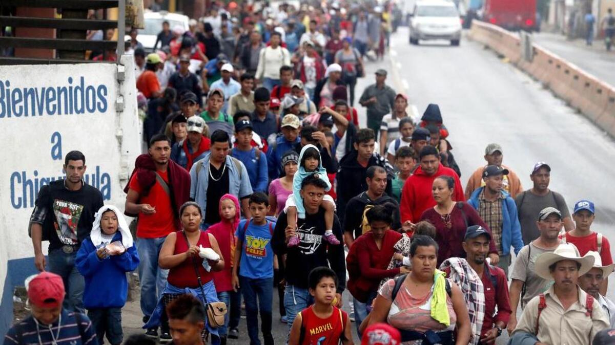 La caravana de migrantes hondureños sigue su paso el miércoles 17 de octubre de 2018, desde la ciudad de Chiquimula rumbo al departamento de Zacapa (Guatemala).