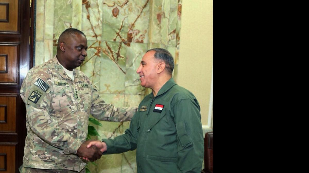 
El general del Ejérico y jefe del Comando Central de EEUU, Lloyd Austin (izq.), saluda al ministro de Defensa de Irak Khaled al-Obeidi en Baghdad.
