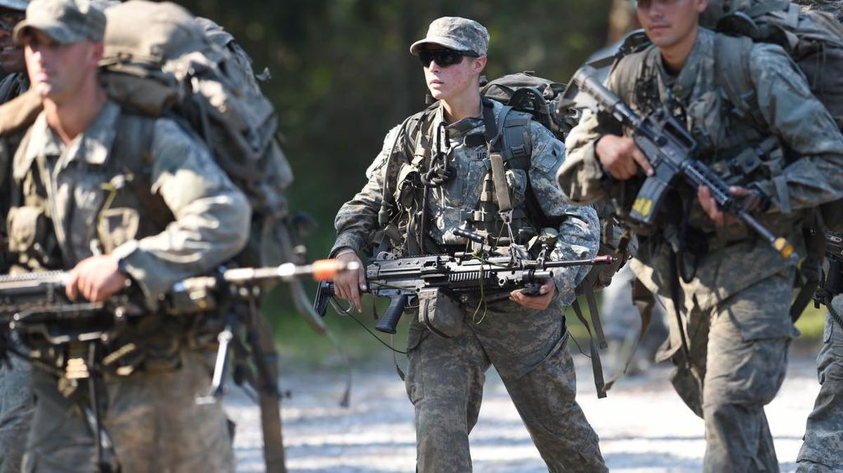 
Una mujer (centro) se entrena con las tropas especiales del ejército en una escuela en la Base Aérea Eglin, en la Florida.


