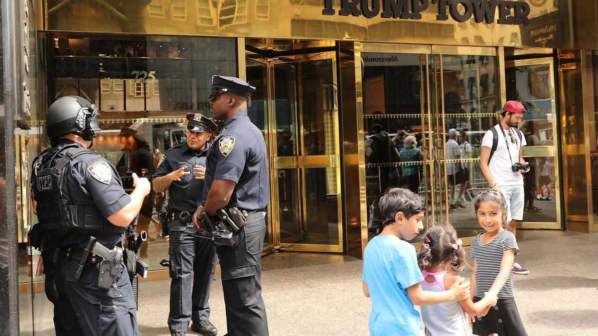 Vista de la entrada del Trump Tower el 16 de agosto de 2017 en Nueva York.