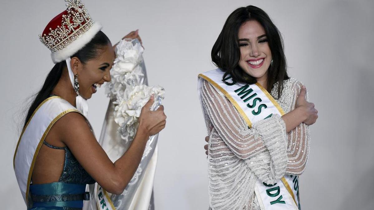 La candidata de Venezuela, Edymar Martínez (d), es coronada Miss Internacional 2015 por la ganadora de la edición anterior, la puertorriqueña Valerie Hernández, durante una gala celebrada hoy, 5 de noviembre de 2015, en un hotel de Tokio (Japón). Más de setenta mujeres en representación de sus países optaron este año al concurso de belleza.