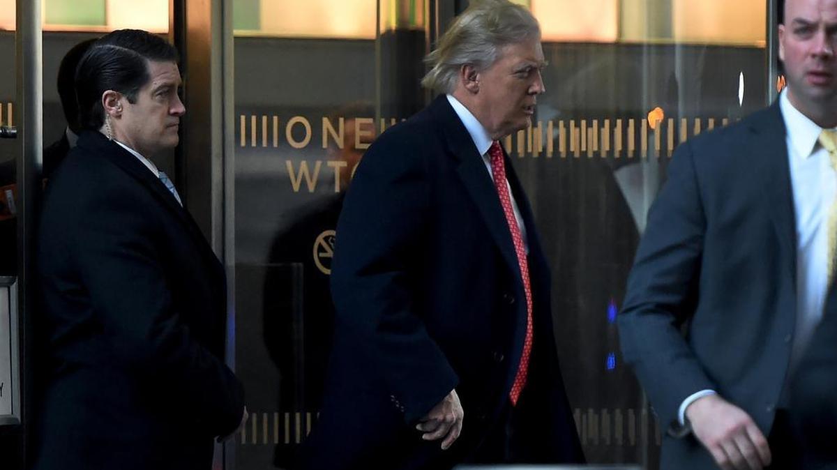 El presidente electo Donald Trump sale del One World Trade Center después de una reunión con editores en Conde Nast el 6 de enero de 2017 en Nueva York.