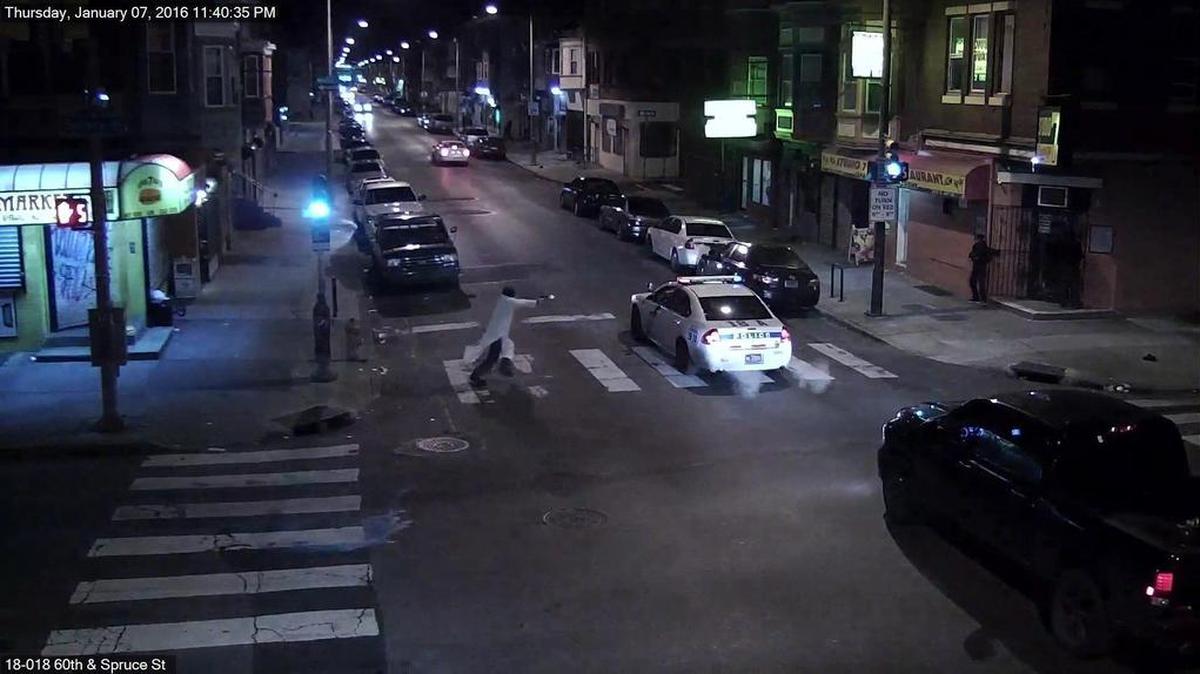 Video facilitado por el departamento de policía de Philadelphia el viernes que muestra al sospechoso Edward Archer (izq.) disparando al oficial de policía Jesse Hartnett tras robar un arma policial en las calles de Philadelphia.