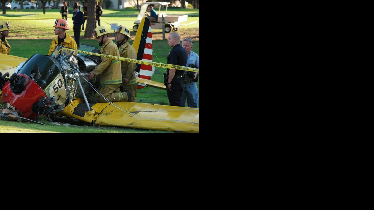 
El actor Harrison Ford resultó herido este jueves al sufrir un accidente en una pequeña avioneta que cayó sobre un campo de golf situado al oeste de Los Ángeles, California.
