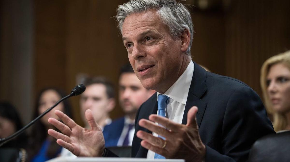 El ex gobernador de Utah, Joh Huntsman, testifica ante un comité del Senado durante la audiencia de su nominación como embajador de EEUU en Rusia, el 19 de septiembre de 2017, en Washington, DC.