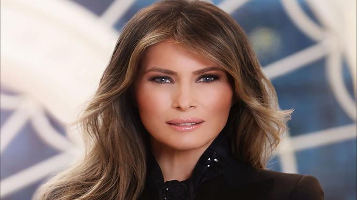 Esta foto divulgada por la Casa Blanca el 3 de abril de 2017 muestra el retrato oficial de la Primera Dama Melania Trump en Washington, DC.