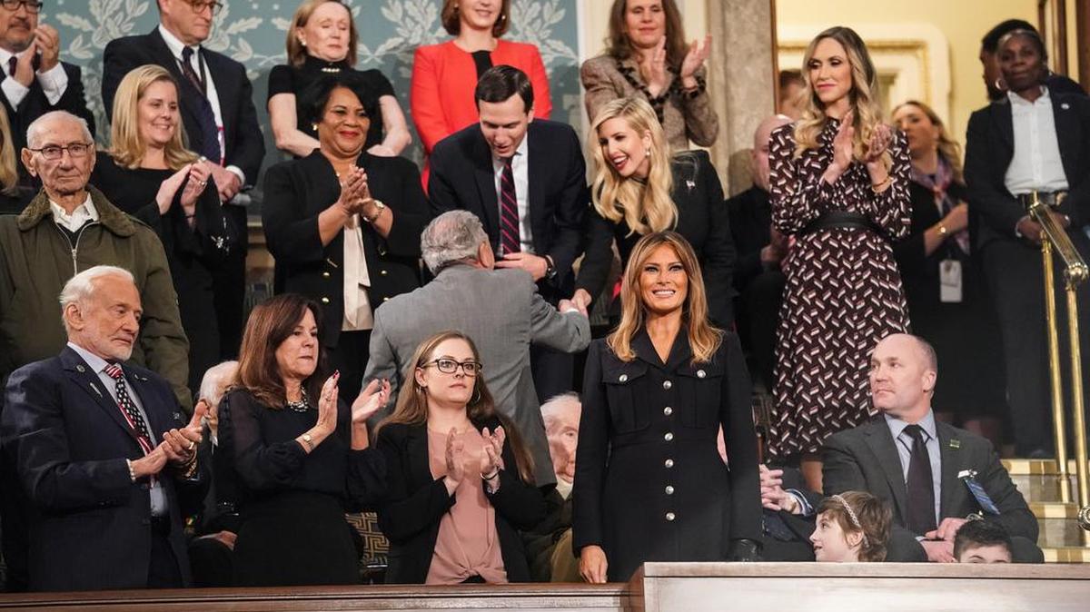 La primera dama, Melania Trump (c-d), asiste este martes al segundo discurso sobre el Estado de la Unión del presidente Donald J. Trump, en el Capitolio en Washington, DC.