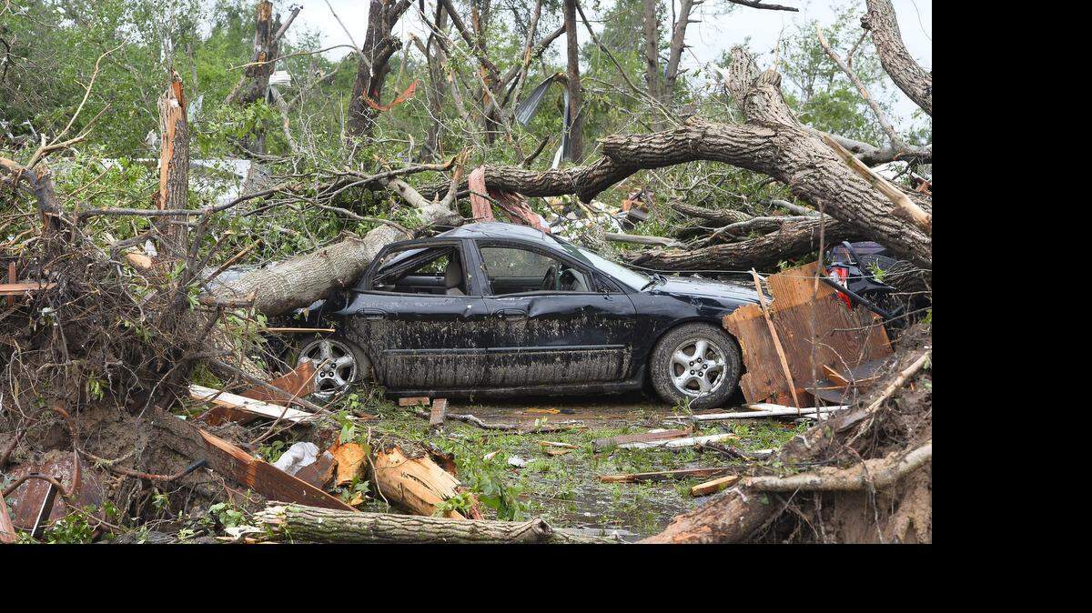 
Imagen de un vehículo destrozado por la caída de varios árboles tras el fuerte tornado que el pasado fin de semana golpeó el norte del estado de Texas. 
