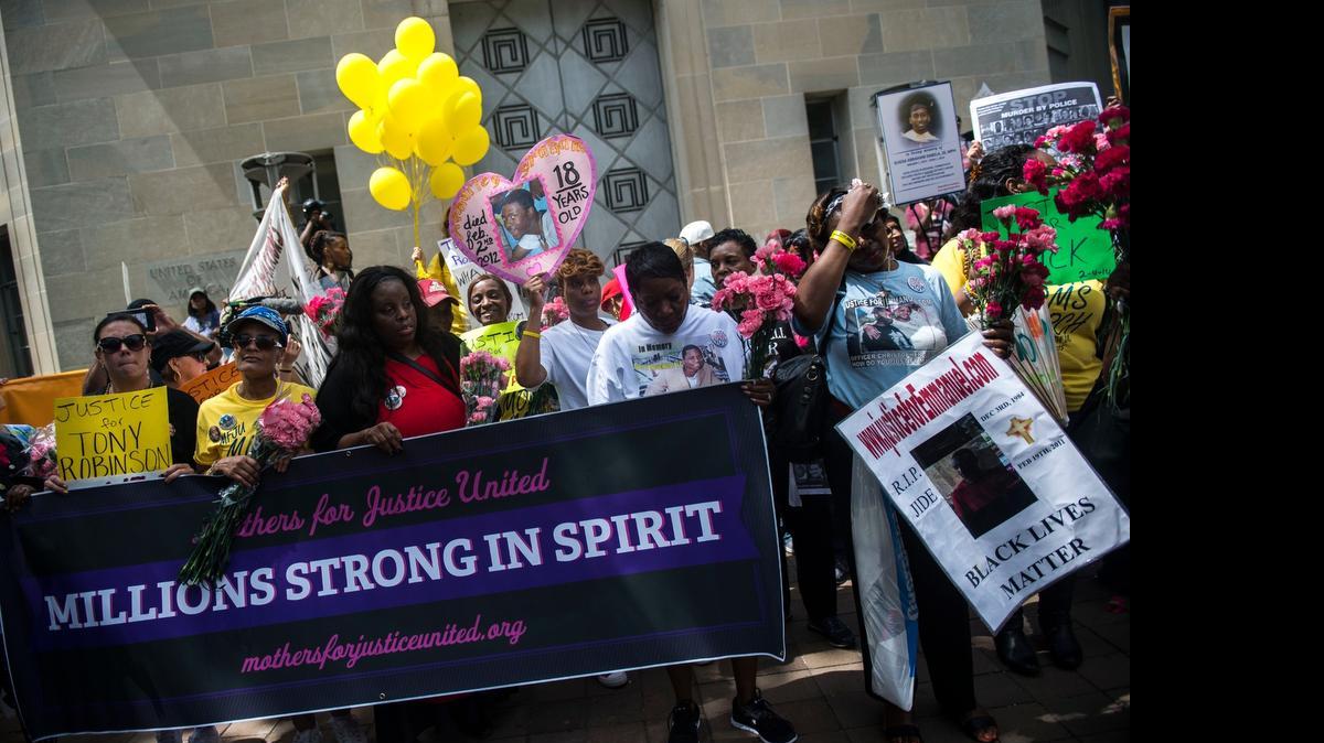 
La manifestación que el sábado recorrió Washington fue organizada por la organización “Mothers for Justice United”, formada por madres cuyos hijos murieron asesinados por un policía, y la entidad “Coalition for Justice”.
